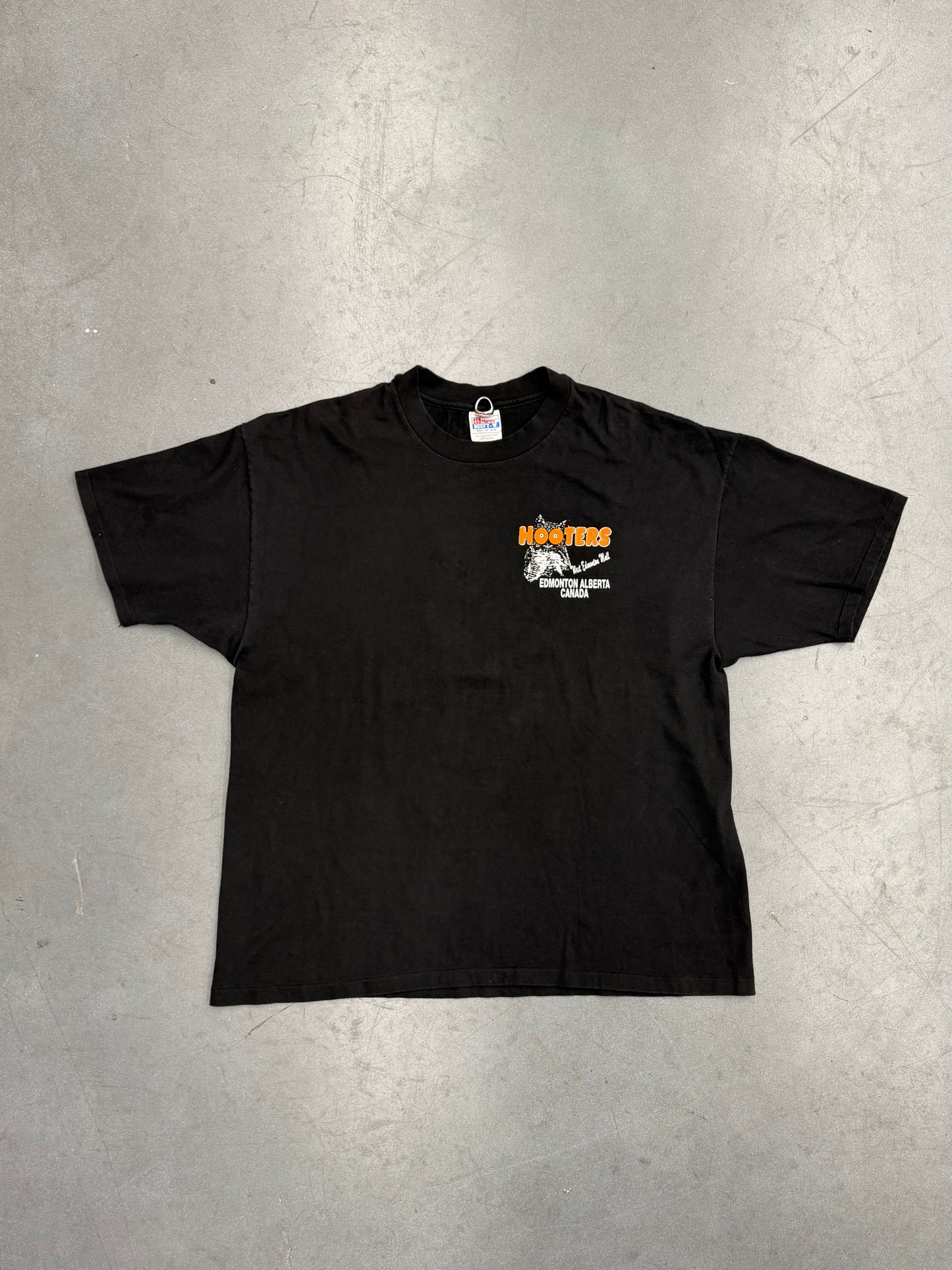 1995 HOOTERS EDMONTON ALBERTA CANADA "THE PUCK STOPS HERE!" TEE (HANES TAG)