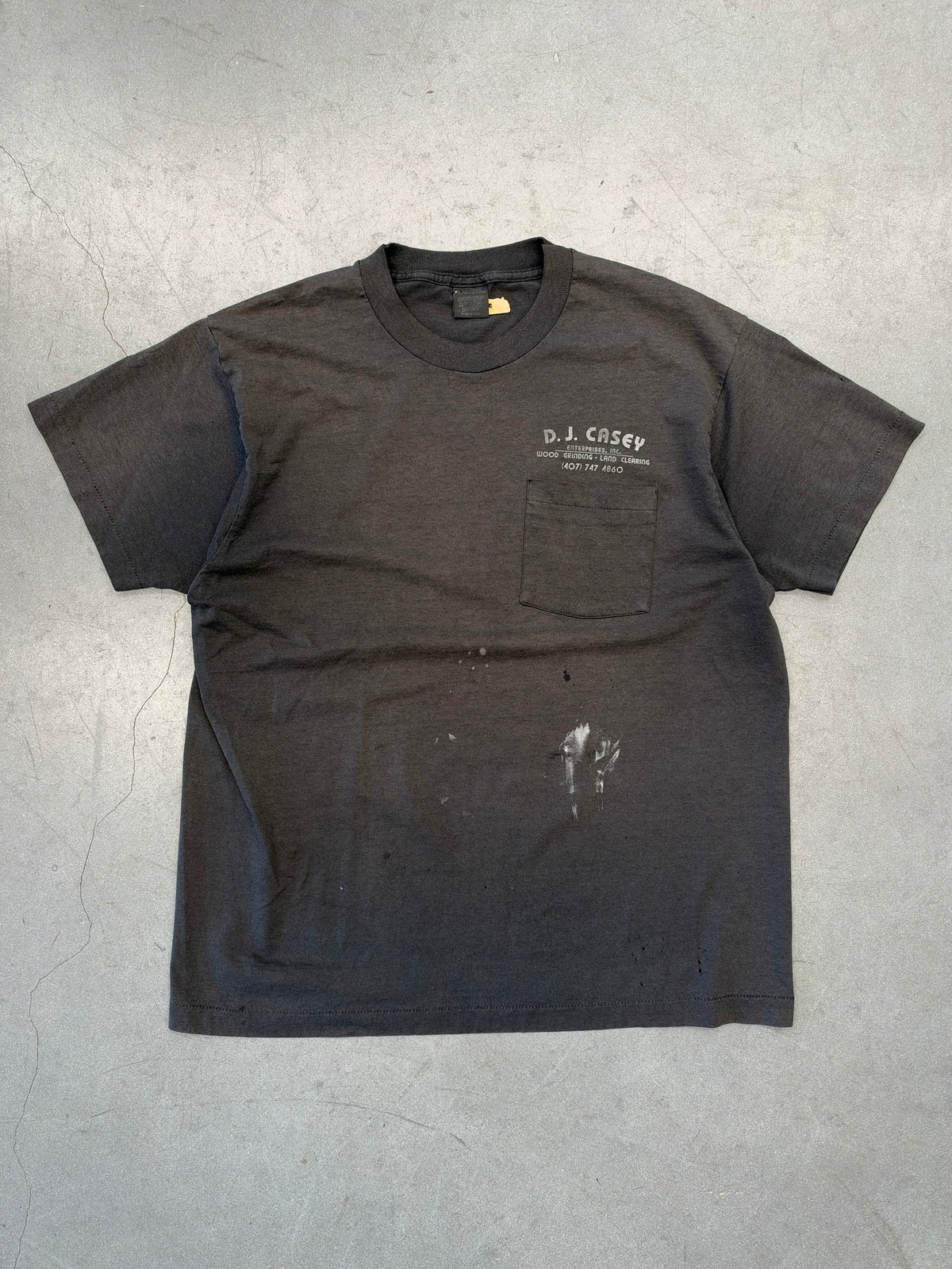 90S VINTAGE D.J. CASEY ENTERPRISES INC. WOOD GRINDING LAND CLEARING FADED POCKET TEE (SCREEN STARS BEST TAG)