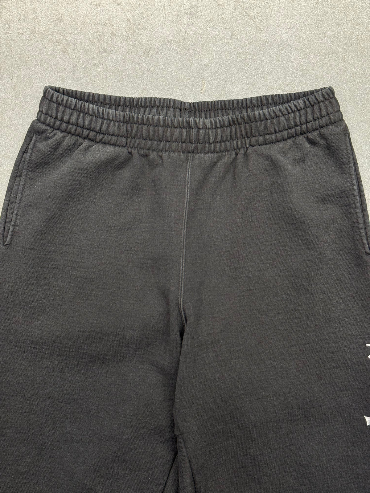 FW25 SUPREME WASHED OLD ENGLISH CUSTOM SWEATSHORTS CUT - BLACK (FADED)