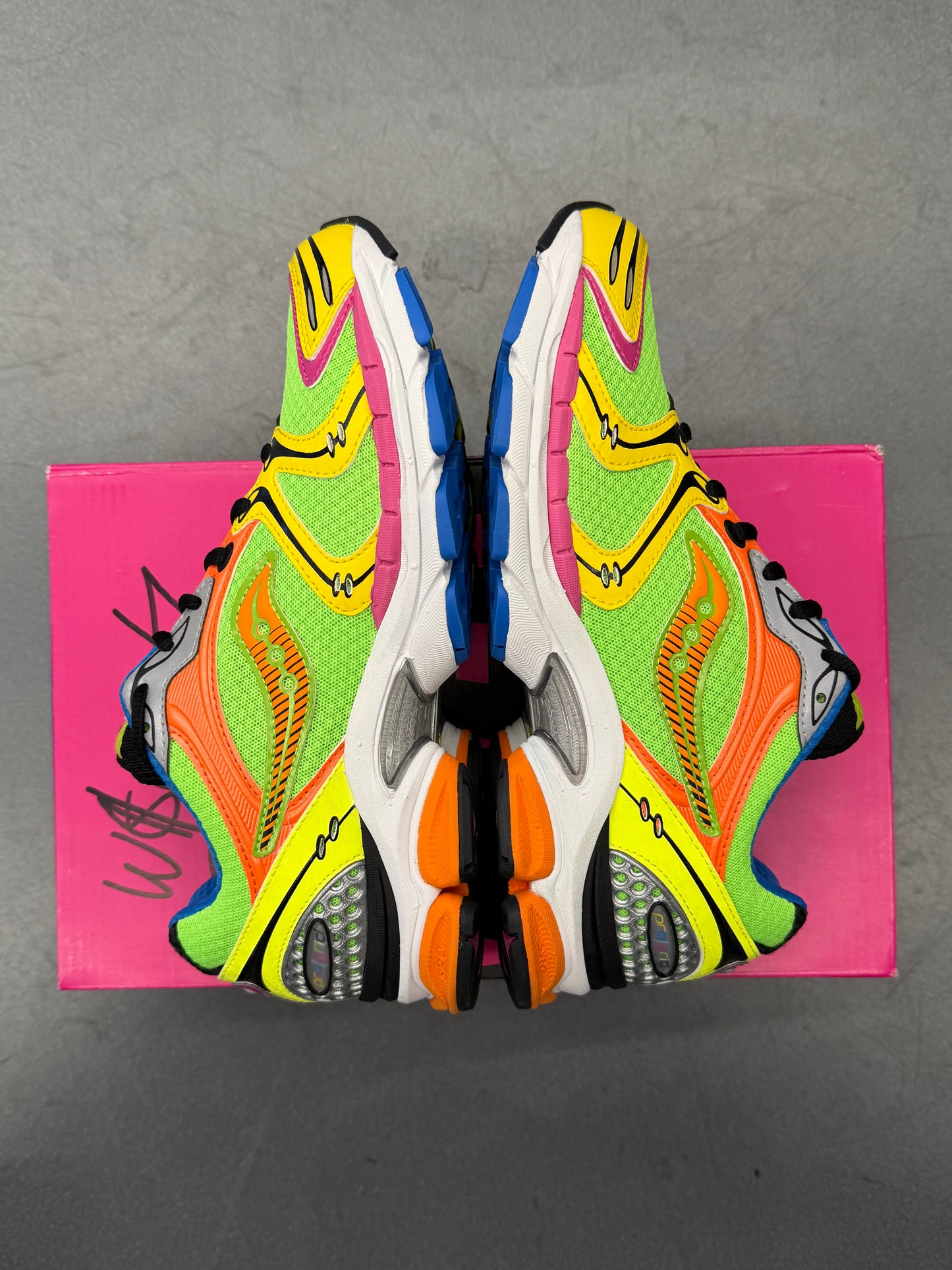 2025 SIZE 7 SAUCONY PROGRID TRIUMPH 4 WESTSIDE GUNN SUPER FLYGOD (NEW WITH SIGNED BOX)