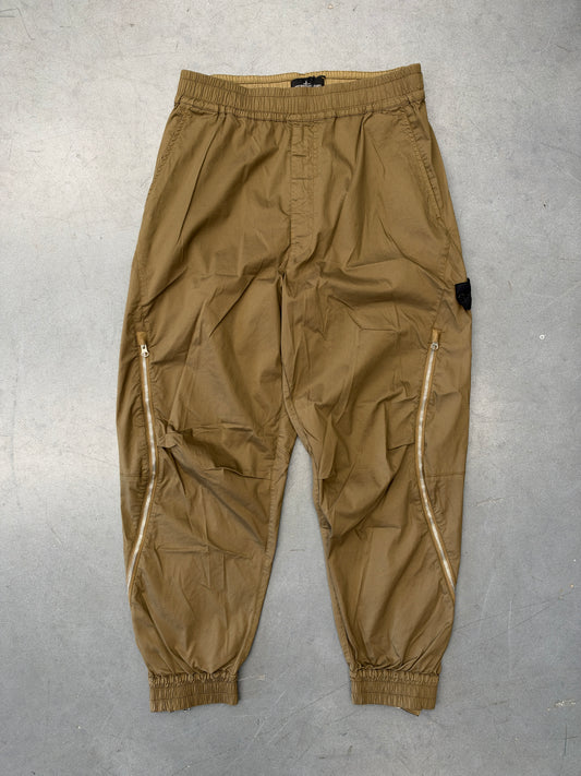 SS23 STONE ISLAND SHADOW PROJECT VENTILATION ZIP CARGO PANT - KHAKI BROWN