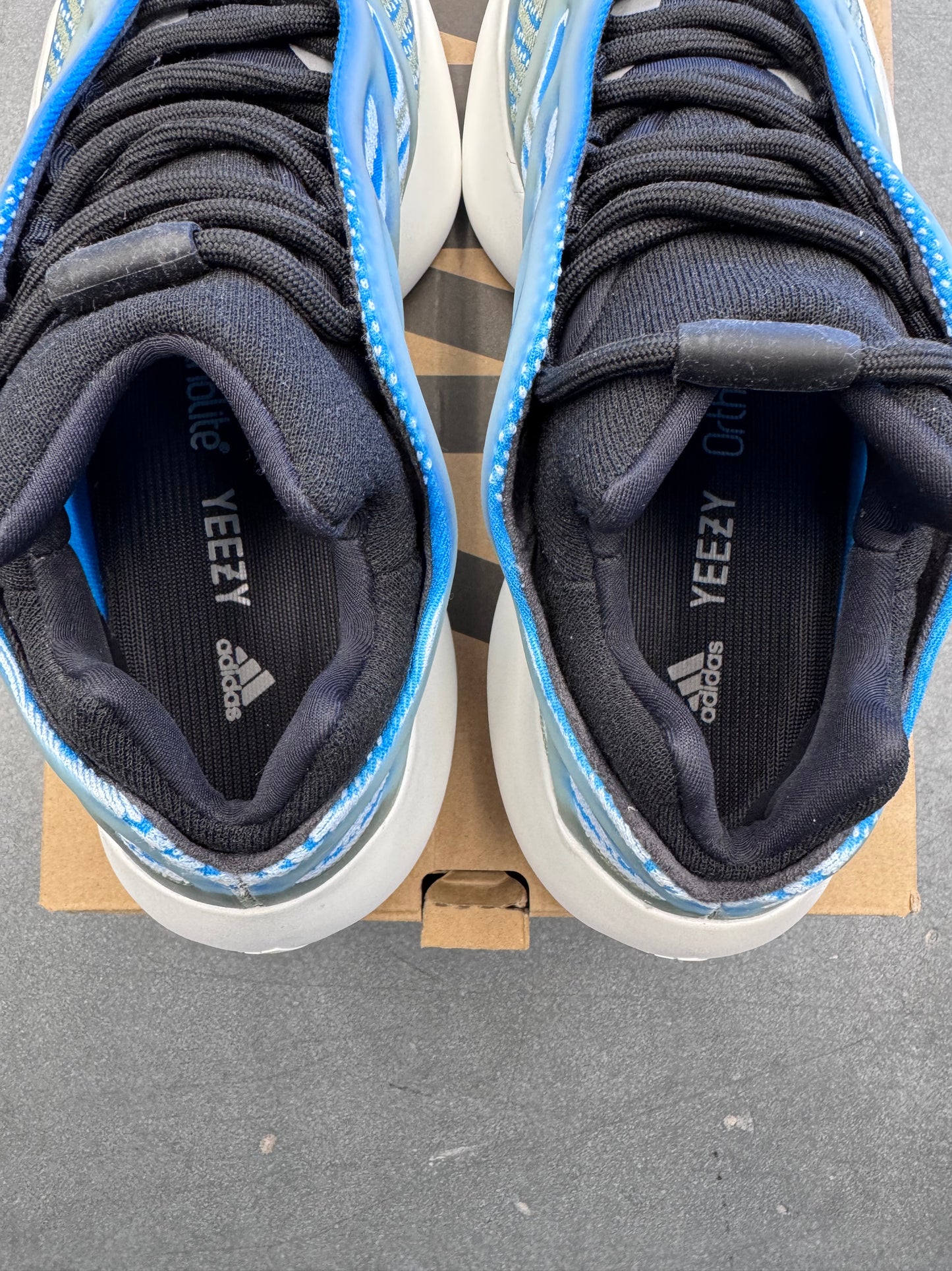 2020 SIZE 8 YEEZY 700 V3 ARZARETH (NEW WITH BOX)