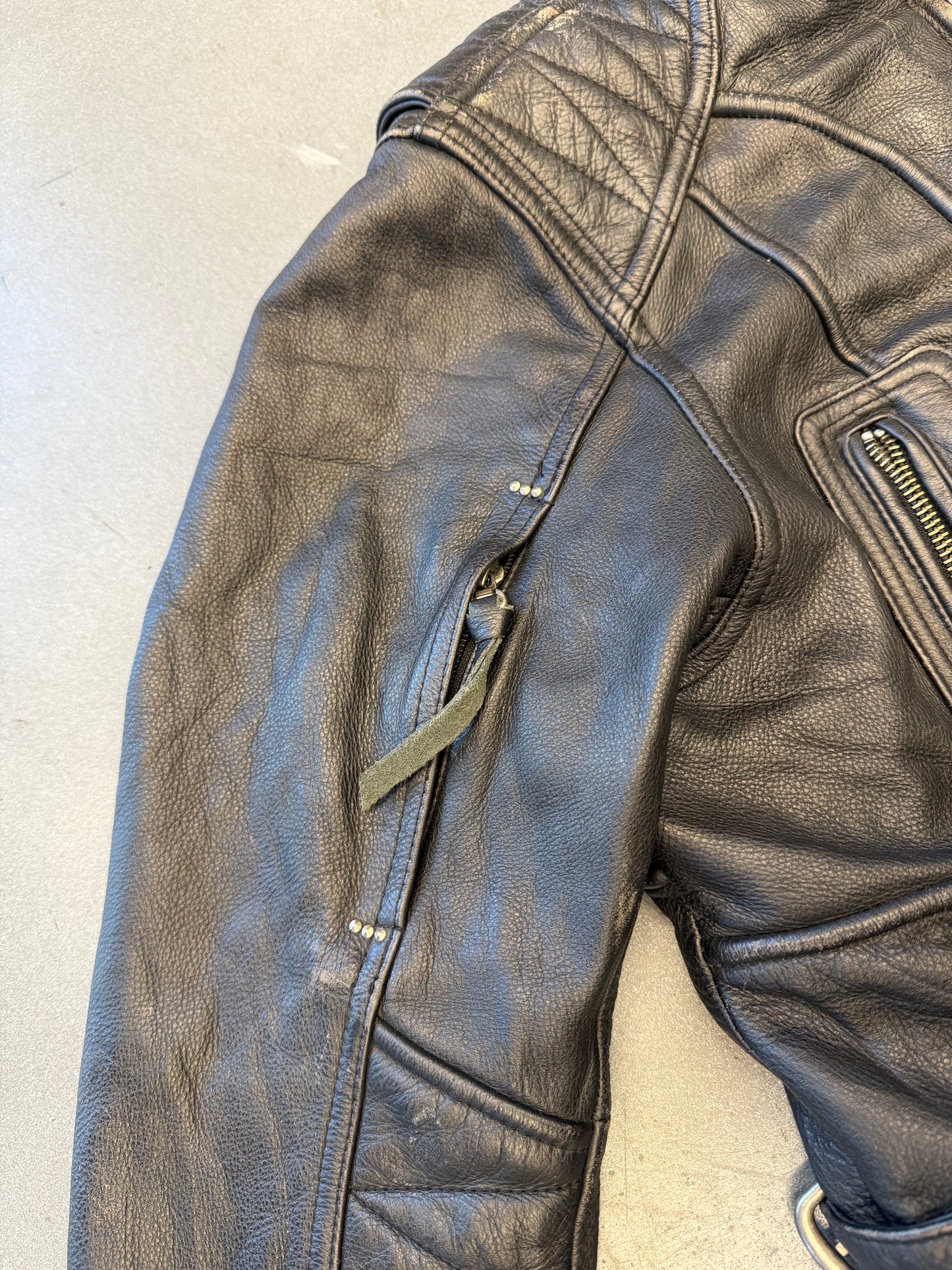 2012 HARLEY-DAVIDSON DOUBLE-BELTED WAIST STUDDED LOGO LEATHER JACKET