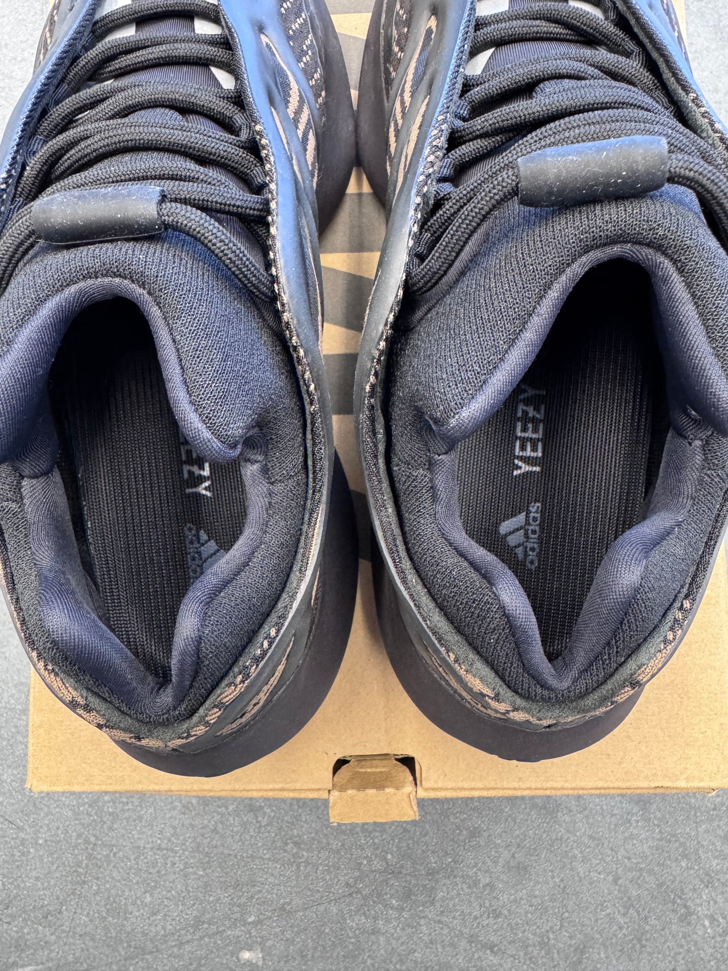 2020 SIZE 8 YEEZY 700 V3 CLAY BROWN (PRE-OWNED WITH BOX)