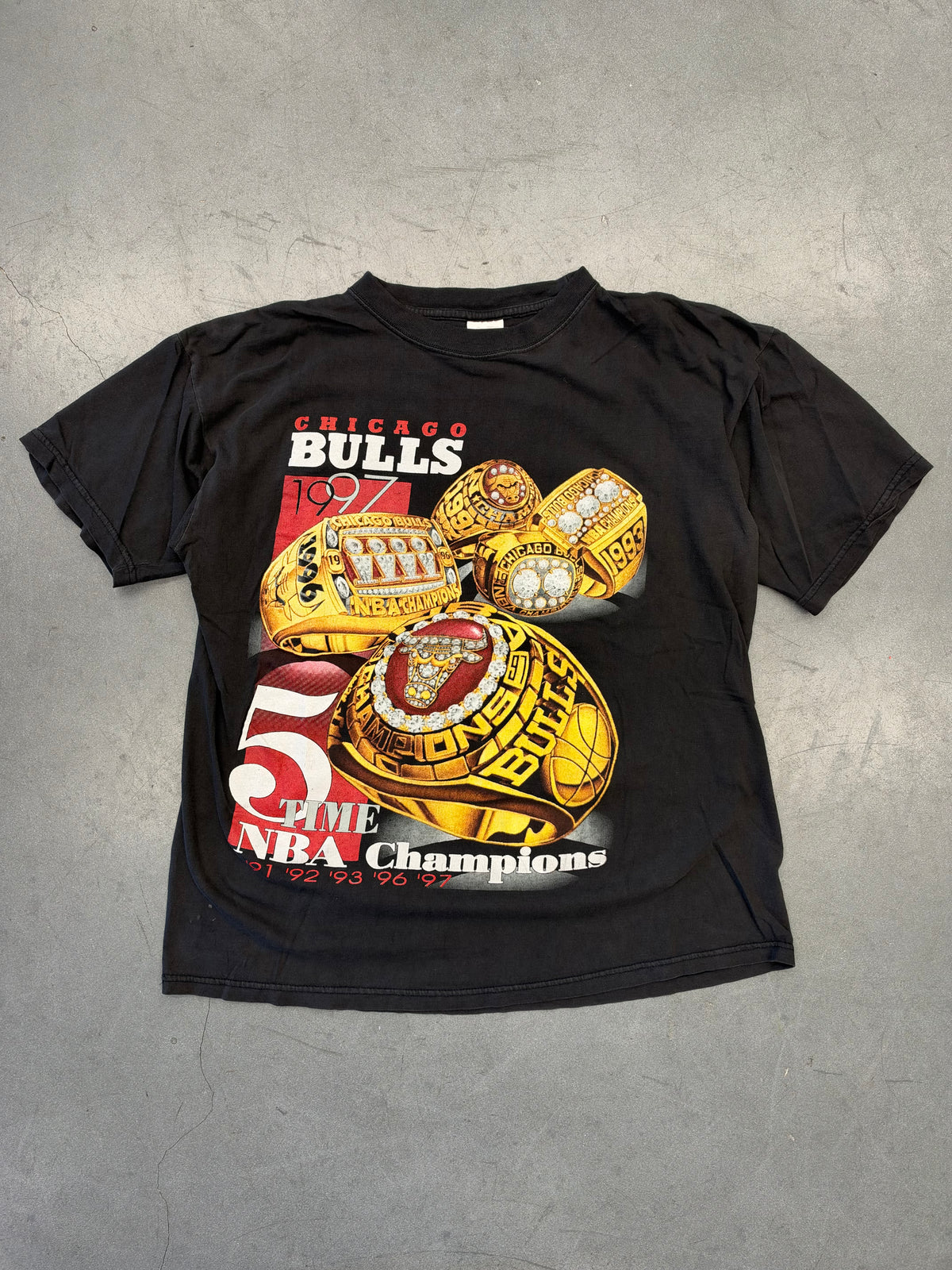1997 CHICAGO BULLS 5 TIME NBA CHAMPIONS RINGS BOOTLEG RAP-STYLE TEE (ONE SIZE TAG)