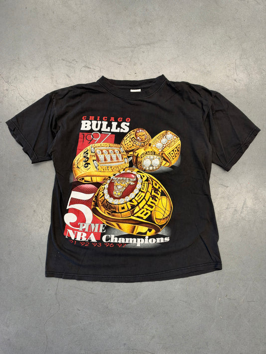 1997 CHICAGO BULLS 5 TIME NBA CHAMPIONS RINGS BOOTLEG RAP-STYLE TEE (ONE SIZE TAG)