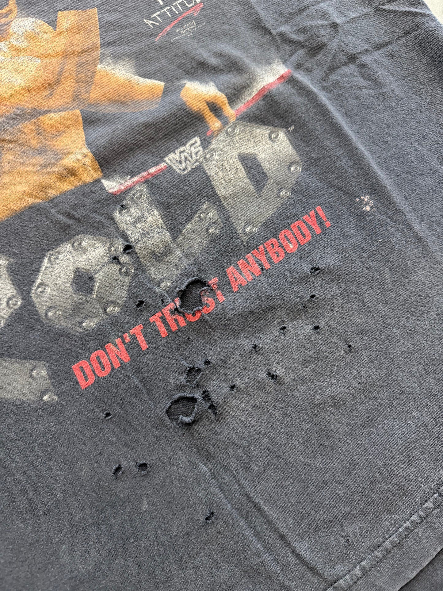 1998 WWF ATTITUDE STONE COLD STEVE AUSTIN DON'T TRUST ANYBODY! THRASHED TEE (HYLAND TAG)