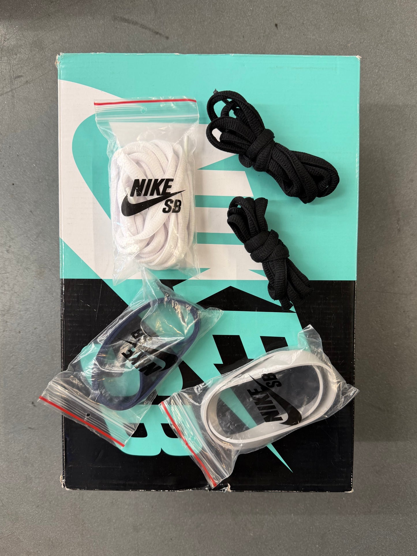 2018 SIZE 10 NIKE DUNK PURPLE LOBSTER (PRE-OWNED WITH BOX)