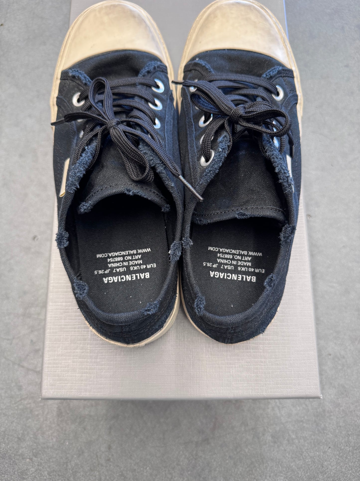 SIZE 40 BALENCIAGA PARIS CANVAS LOW SNEAKER - BLACK/WHITE (PRE OWNED WITH BOX)