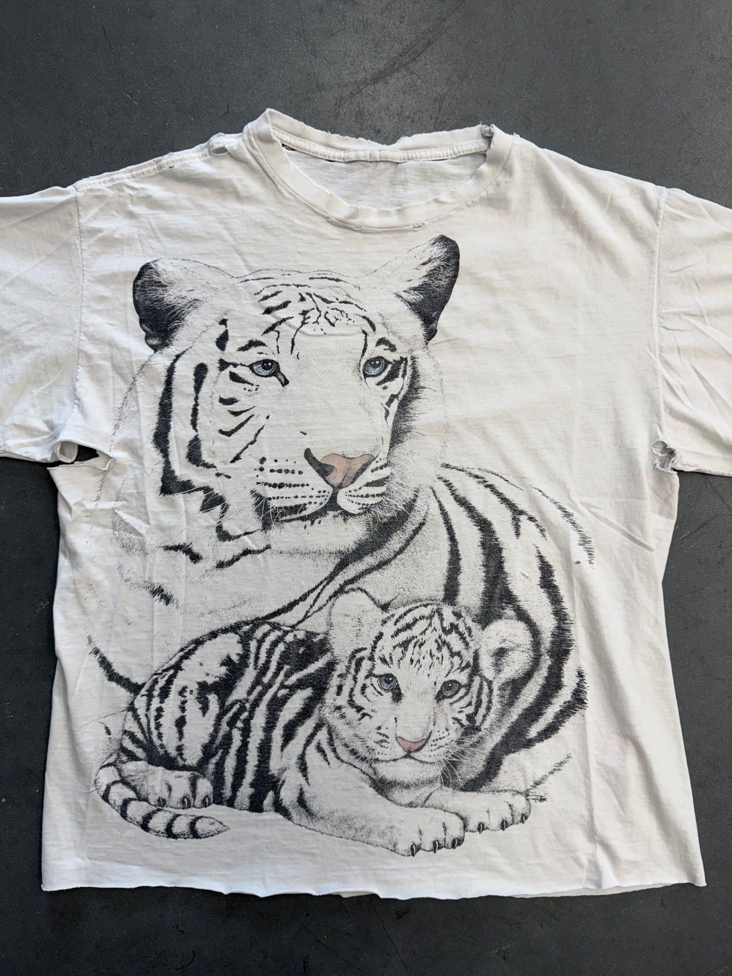90S WHITE TIGER DISTRESSED NATURE TEE (PULLED TAG)