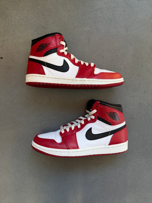 SIZE 8.5 JORDAN 1 RETRO CHICAGO (2013)(PRE-OWNED WITH CLEAR REPLACEMENT BOX)