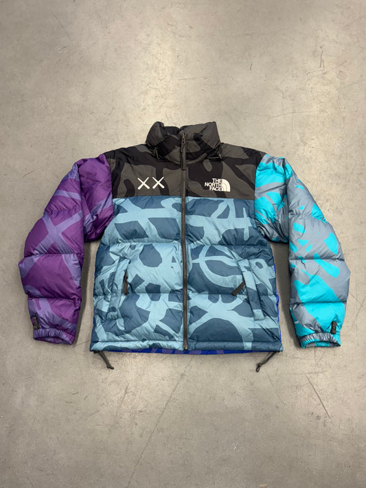 KAWS X THE NORTH FACE RETRO 1996 JACKET - MONTEREY BLUE NUPTSE PRINT