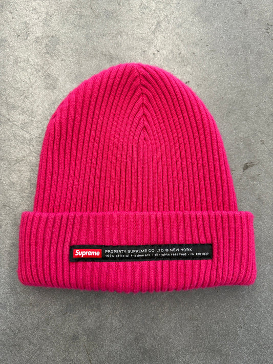 FW22 SUPREME PROPERTY LABEL BEANIE MAGENTA