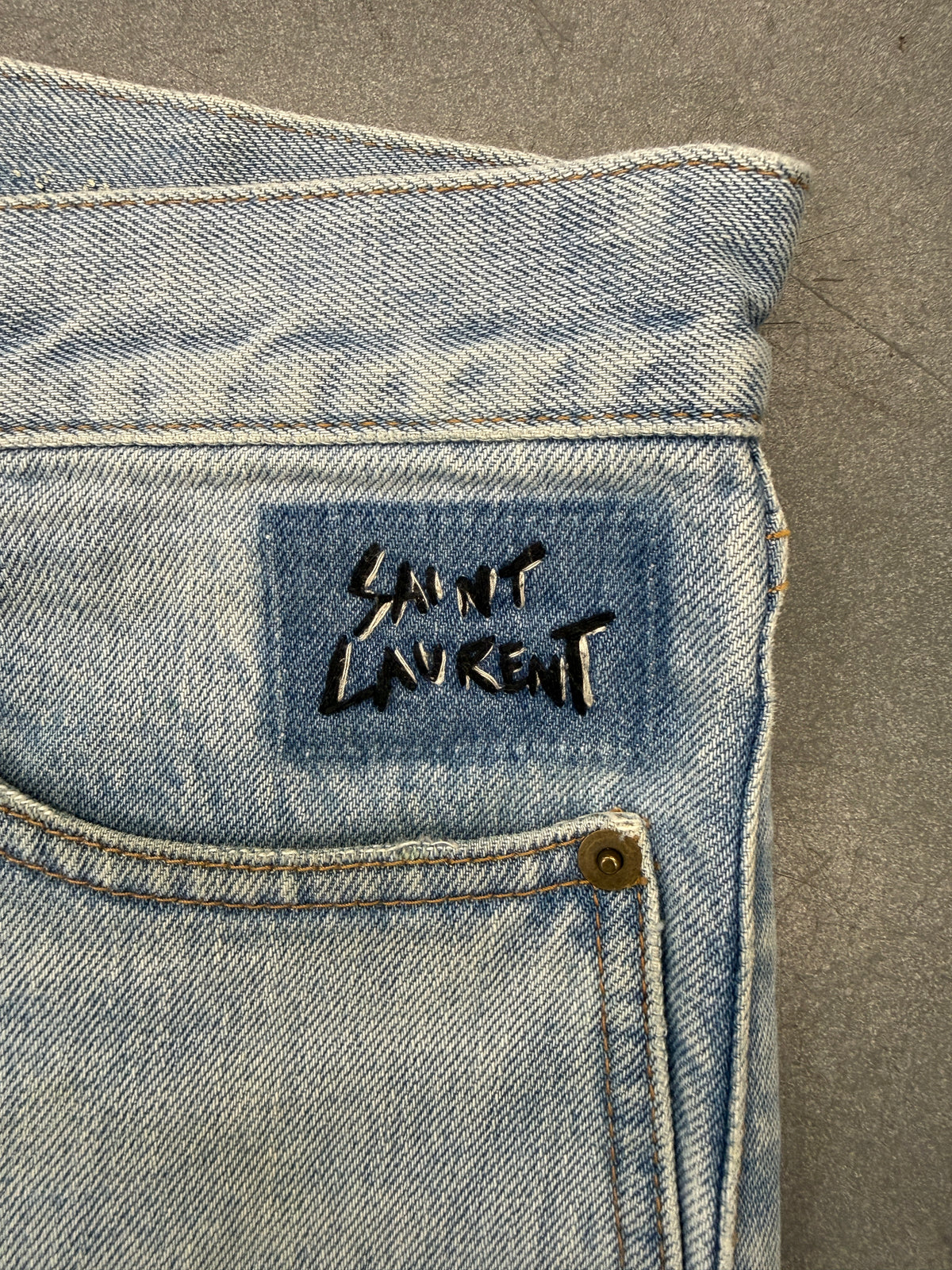 2017 SAINT LAURENT PARIS D03 M/SL-LW LIGHT INDIGO KNEE-CRASH JEANS NY ANTHONY VACCARELLO