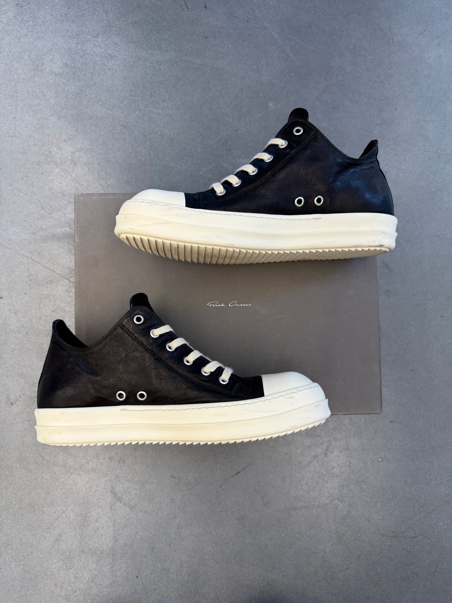 SIZE 42 RICK OWENS HOLLYWOOD LOW BLACK MILK (PRE-OWNED WITH BOX)