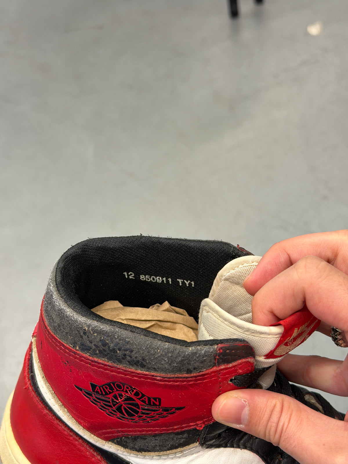 1985 AIR JORDAN 1 HIGH - PAINTED CHICAGO BLACK TOE (E)