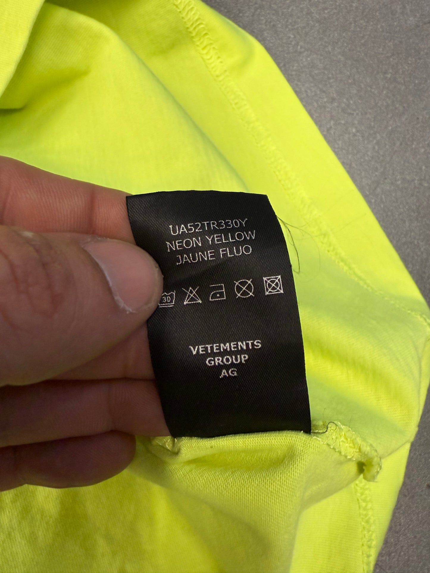 VETEMENTS "HELLO MY NAME IS" TEE - NEON YELLOW