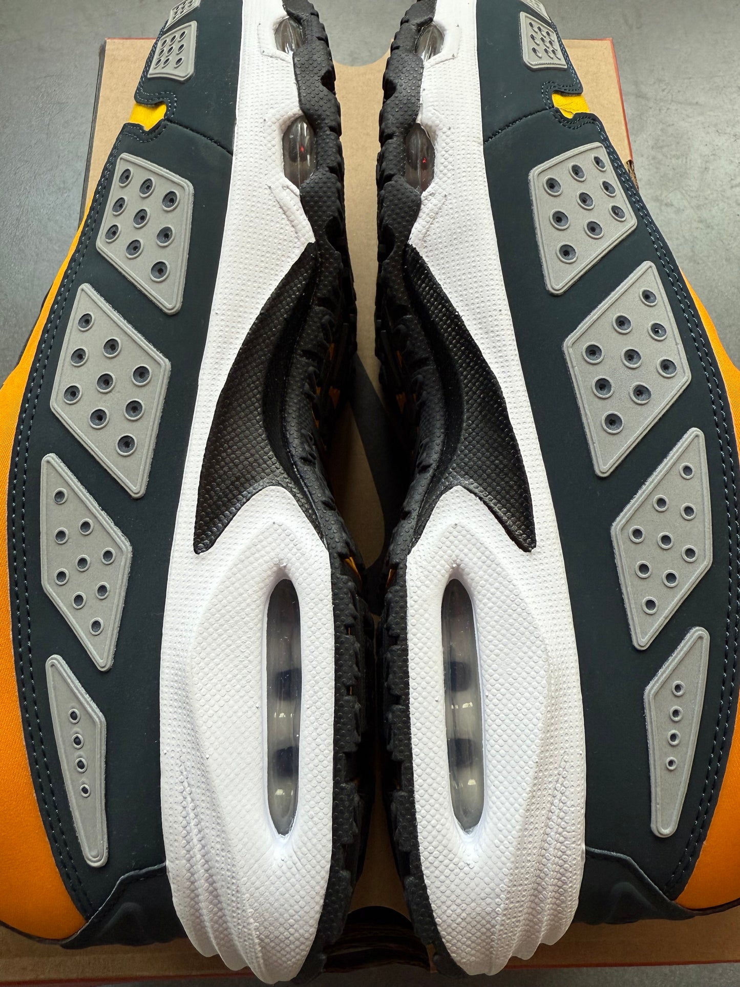 2024 SIZE 11.5 WOMEN'S NIKE AIR MAX SUNDER CANYON GOLD (NEW WITH BOX)