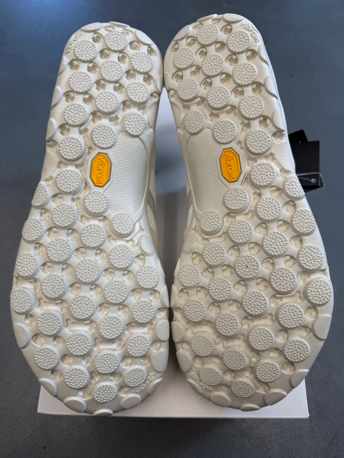 2025 SIZE 9 NEW BALANCE MT10 DISTRICT VISION CLOUD DANCER - WHITE (NEW WITH BOX)