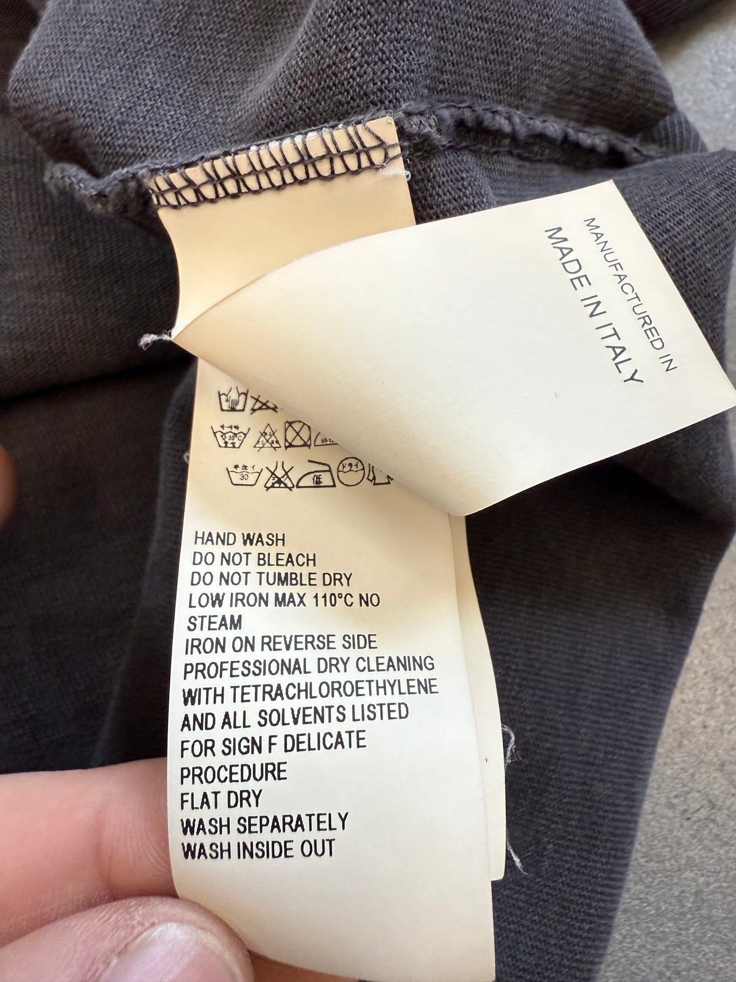 YEEZY SEASON 5 CREST LOGO TEE - BLACK (S) (CROPPED)