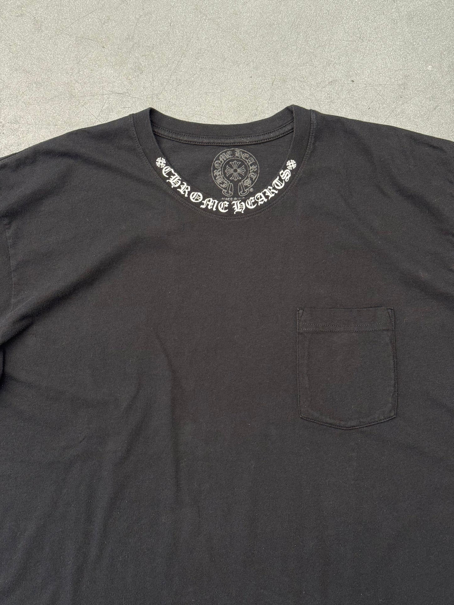 CHROME HEARTS SCRIPT COLLAR TEE - BLACK