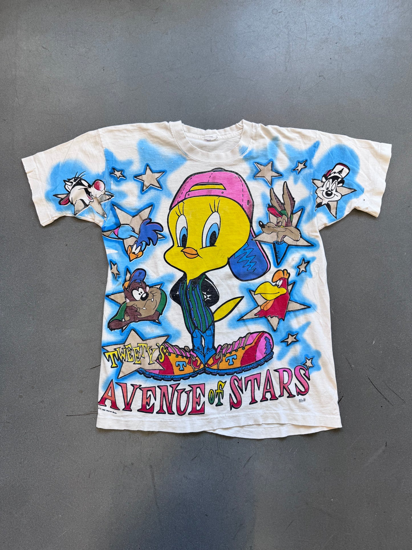 1995 LOONEY TUNES TWEETY’S AVENUE OF STARS AOP FREEZE TEE (PULLED TAG)