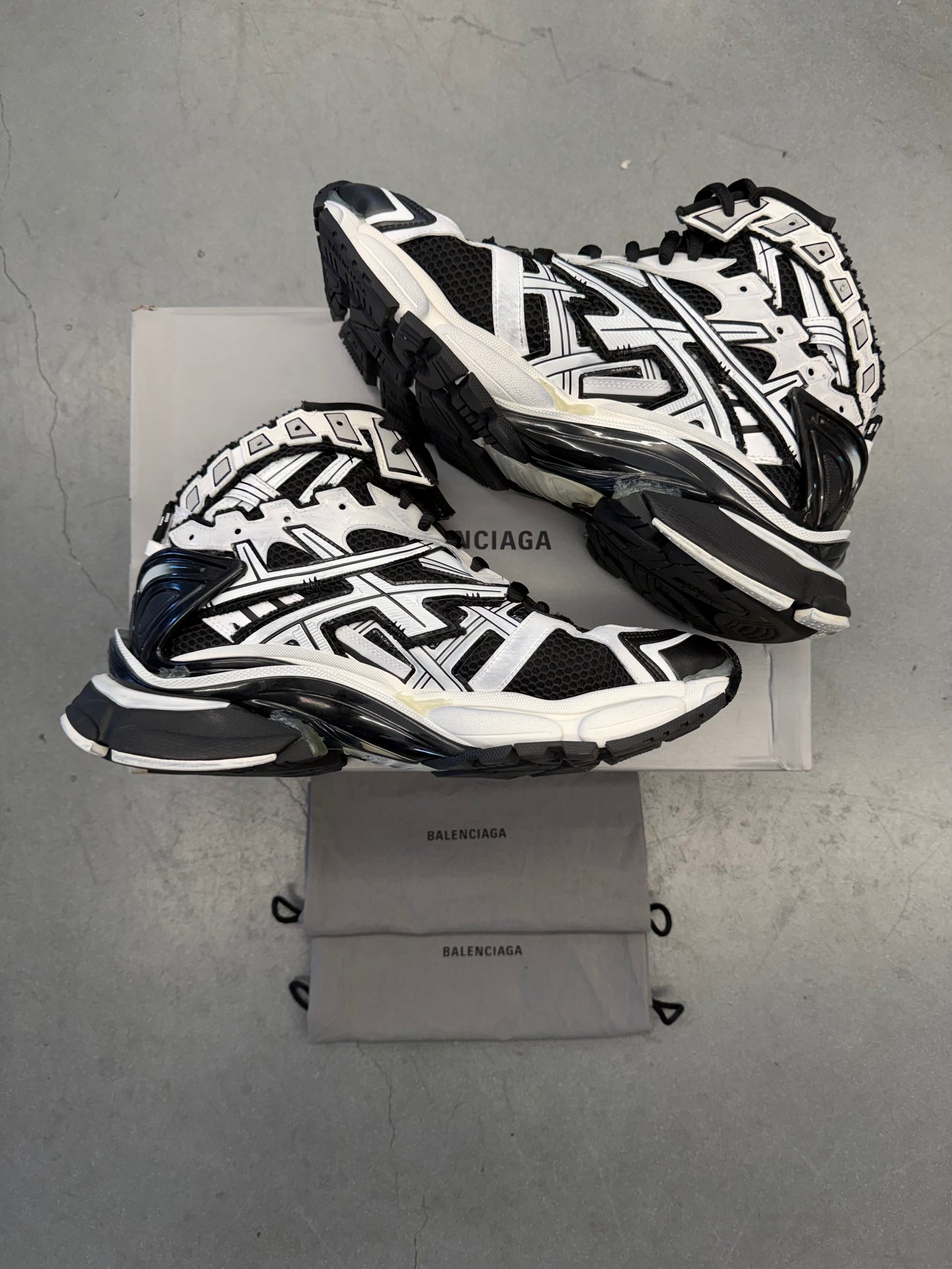 SIZE 46 BALENCIAGA RUNNER HIGH WHITE/BLACK - 46 (PRE-OWNED WITH BOX)