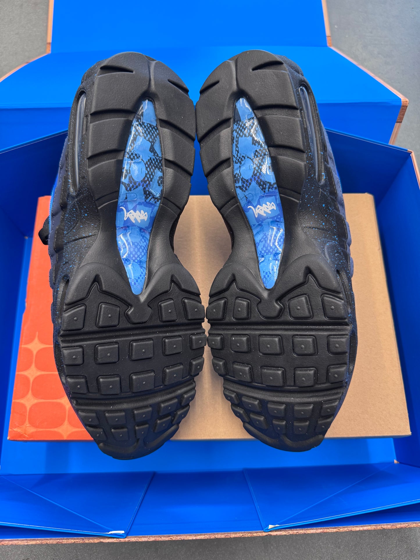 2024 SIZE 9.5 NIKE AIR MAX 95 & NIKE AIR FORCE 1 LOW STASH SPECIAL BOX (WITH POSTER) (SIGNED) (BRAND NEW OG ALL)