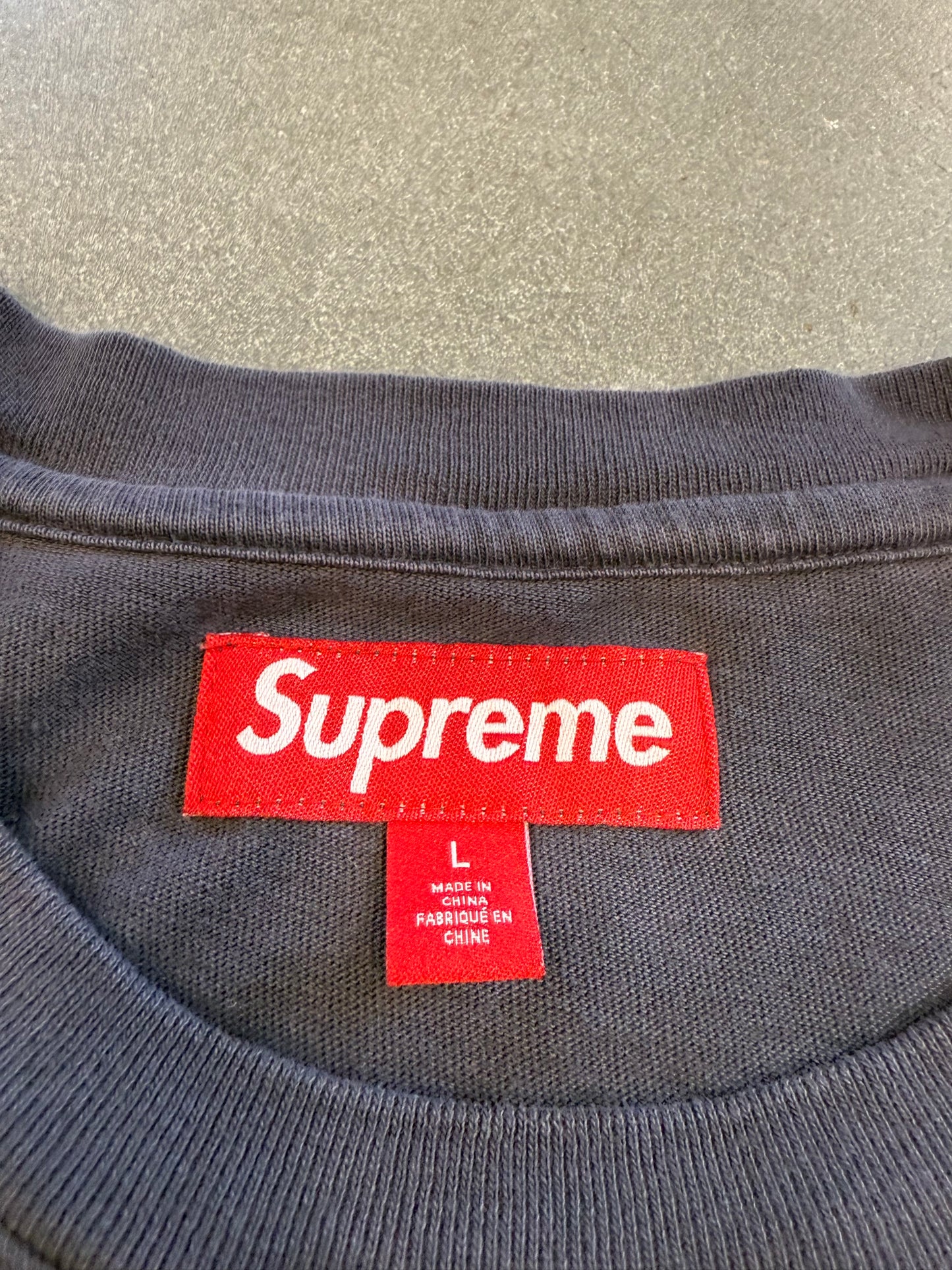 SS25 SUPREME FLOCKED WASHED S/S TOP TEE - NAVY