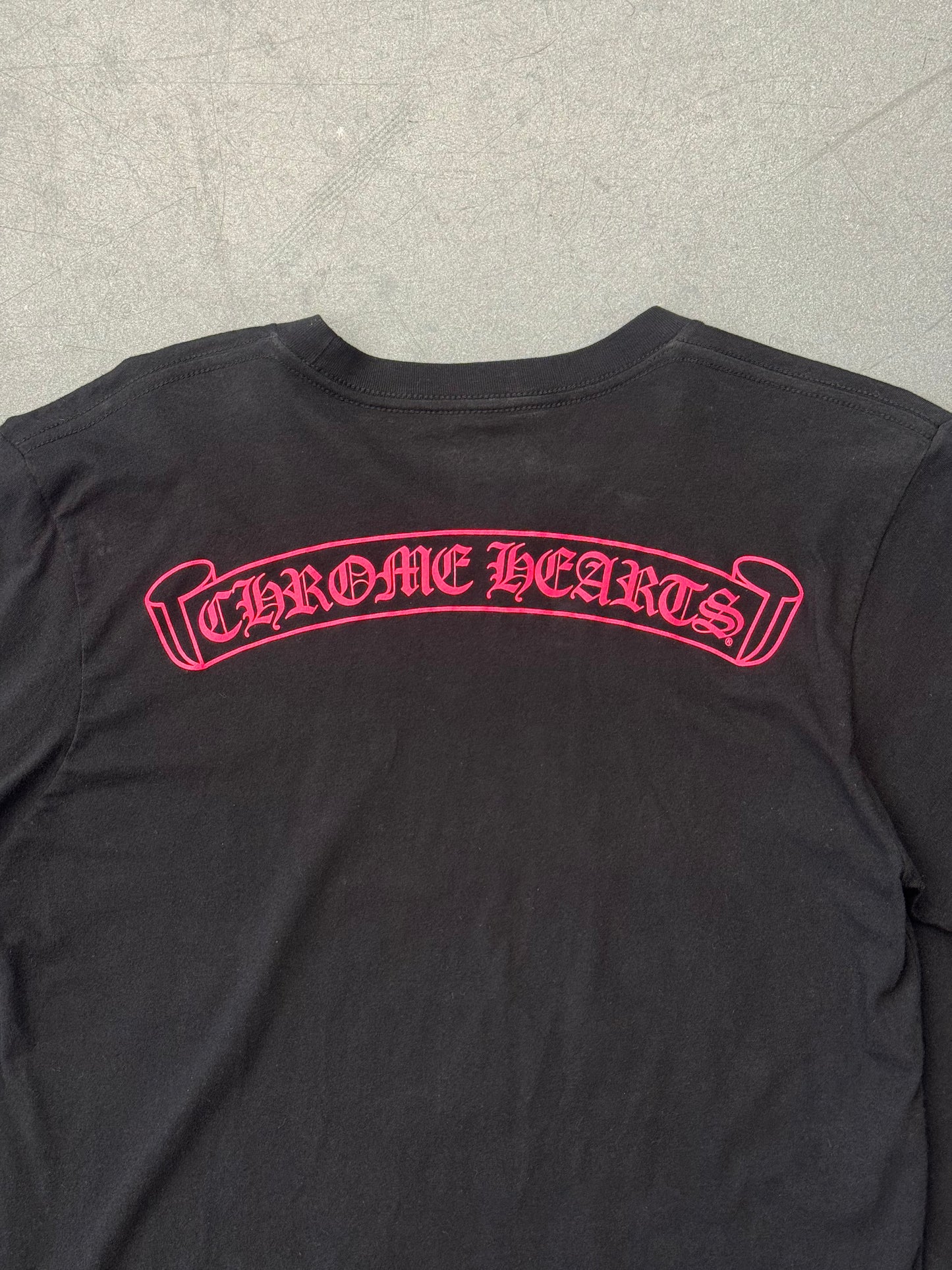 CHROME HEARTS FOTI PINK HARRIS TEETER LS TEE - BLACK (S)
