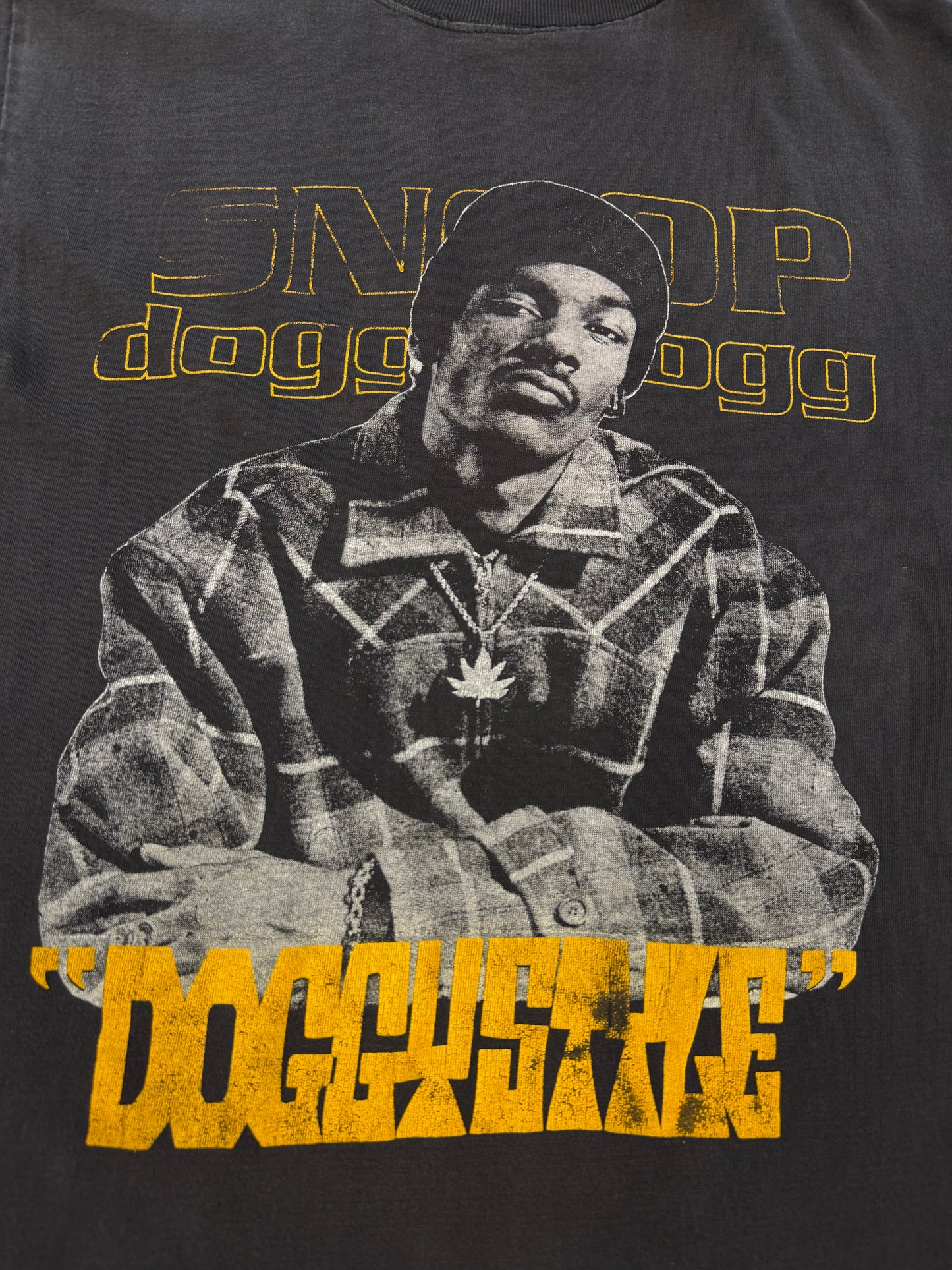 90'S SNOOP DOGGY DOGG "DOGGYSTYLE" YELLOW PRINT BOOTLEG RAP TEE (PULLED TAG)