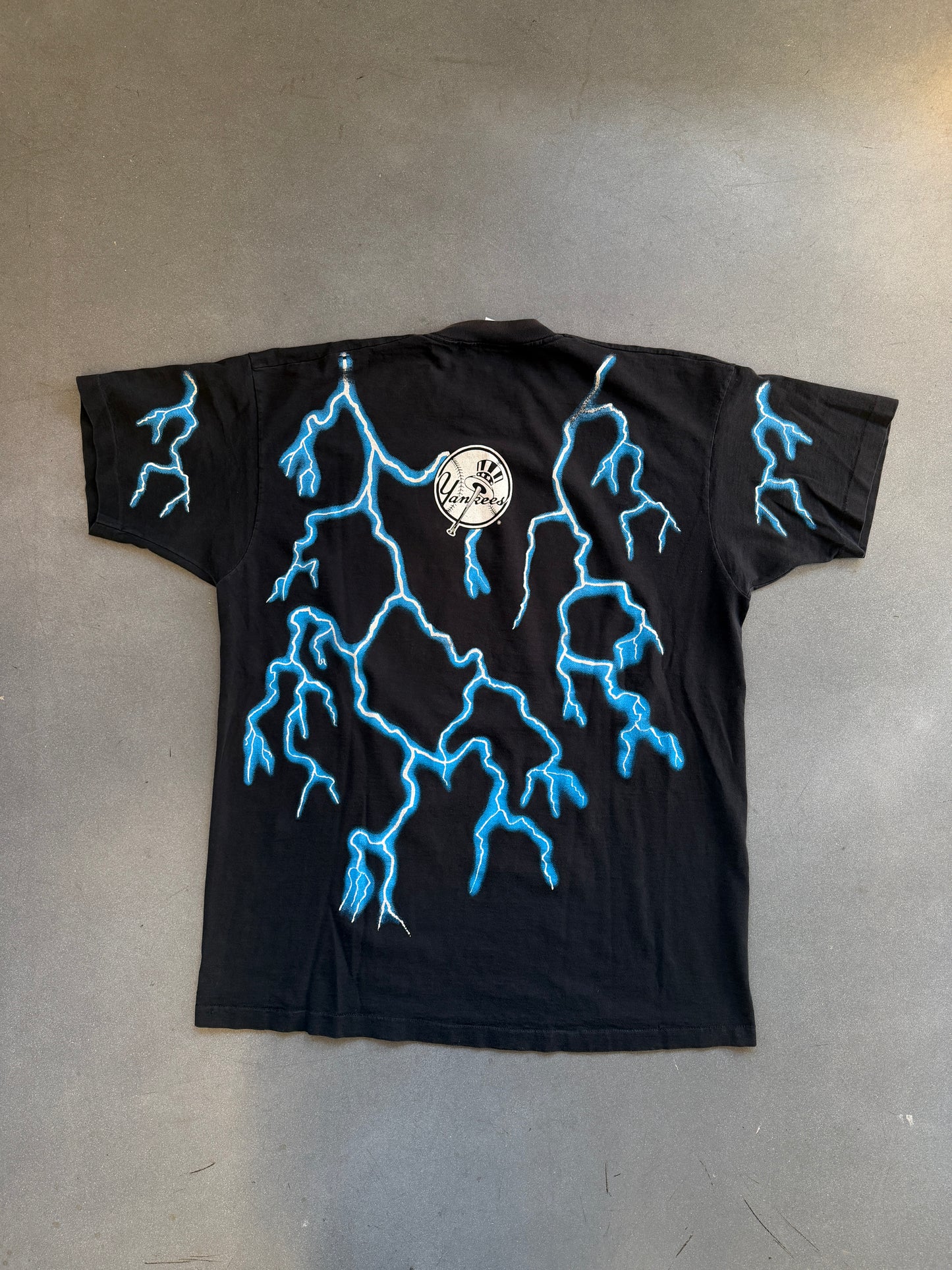 1994 SALEM SPORTSWEAR YANKEES LIGHTNING AOP AMERICAN THUNDER TEE