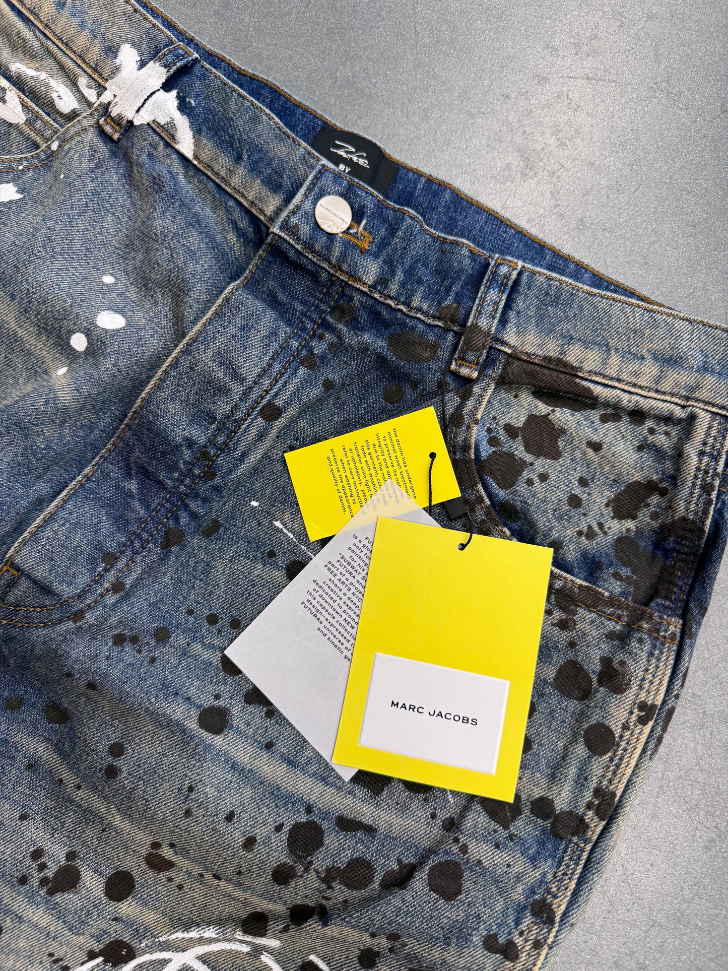 MARC JACOBS FUTURA PAINTED OVERSIZED JEAN SIZE 31 (CC)