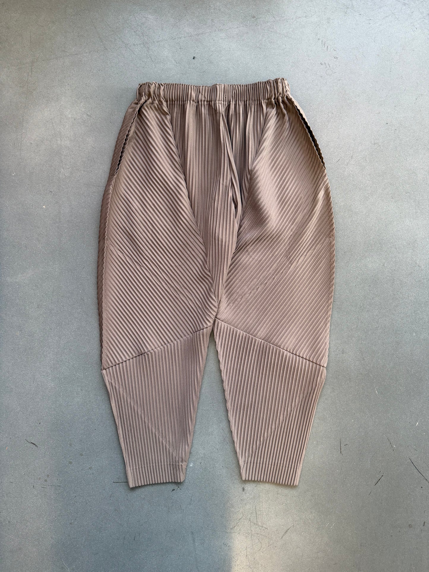 HOMME PLISSE ISSEY MIYAKE PLEATED PANTS - ALPACA BROWN