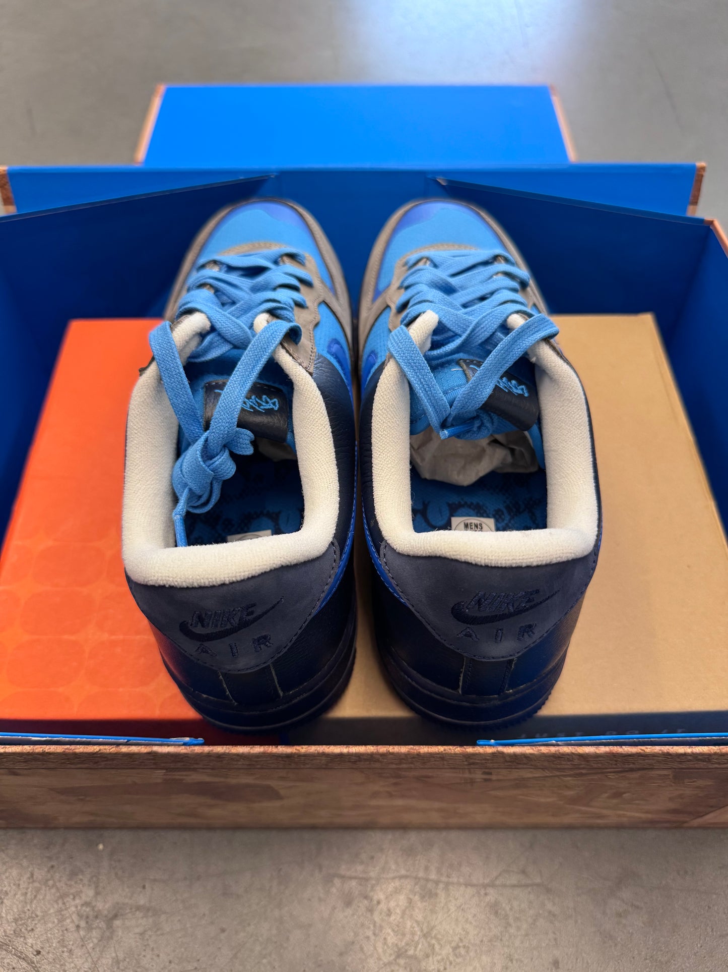 2024 SIZE 9.5 NIKE AIR MAX 95 & NIKE AIR FORCE 1 LOW STASH SPECIAL BOX (WITH POSTER) (SIGNED) (BRAND NEW OG ALL)