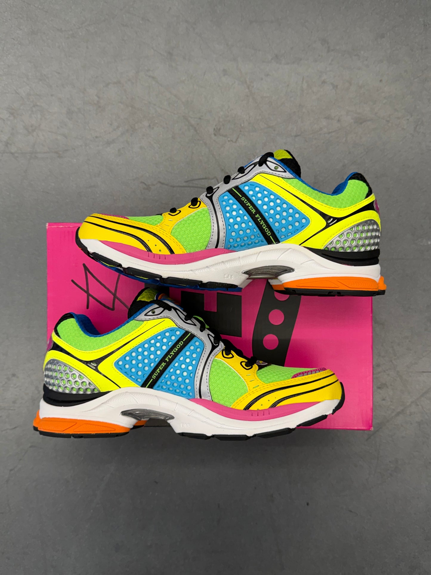 2025 SIZE 7 SAUCONY PROGRID TRIUMPH 4 WESTSIDE GUNN SUPER FLYGOD (NEW WITH SIGNED BOX)