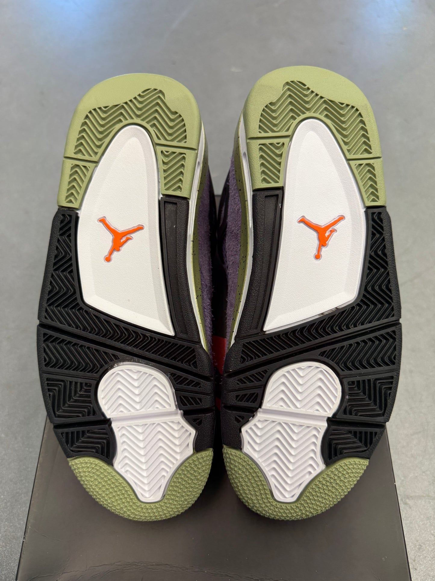 2022 SIZE 7.5 WOMEN'S JORDAN 4 RETRO CANYON PURPLE (NEW WITH BOX AND LACES)