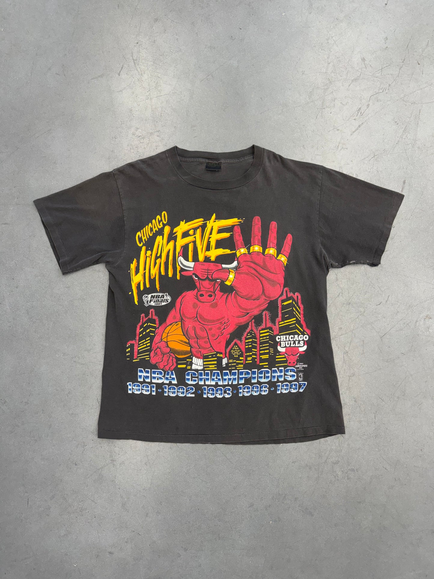 1997 NBA CHAMPIONS CHICAGO BULLS HIGH FIVE TEE (CHANGES TAG)