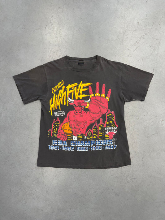 1997 NBA CHAMPIONS CHICAGO BULLS HIGH FIVE TEE (CHANGES TAG)