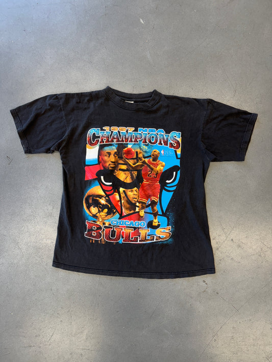 1997 NBA CHAMPIONS CHICAGO BULLS BOOTLEG RAP STYLE TEE (ONE SIZE TAG)