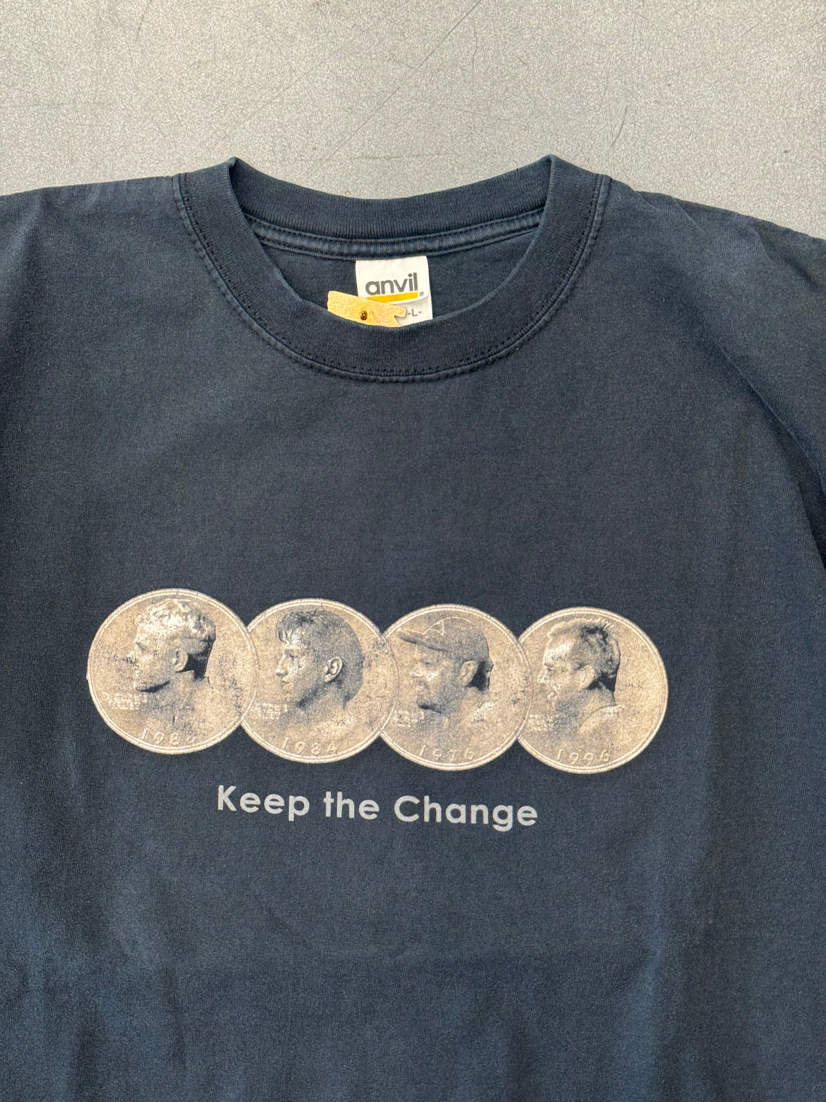 90S "KEEP THE CHANGE" APOLOGETI X SHOW TEE (ANVIL YELLOW BAR TAG)