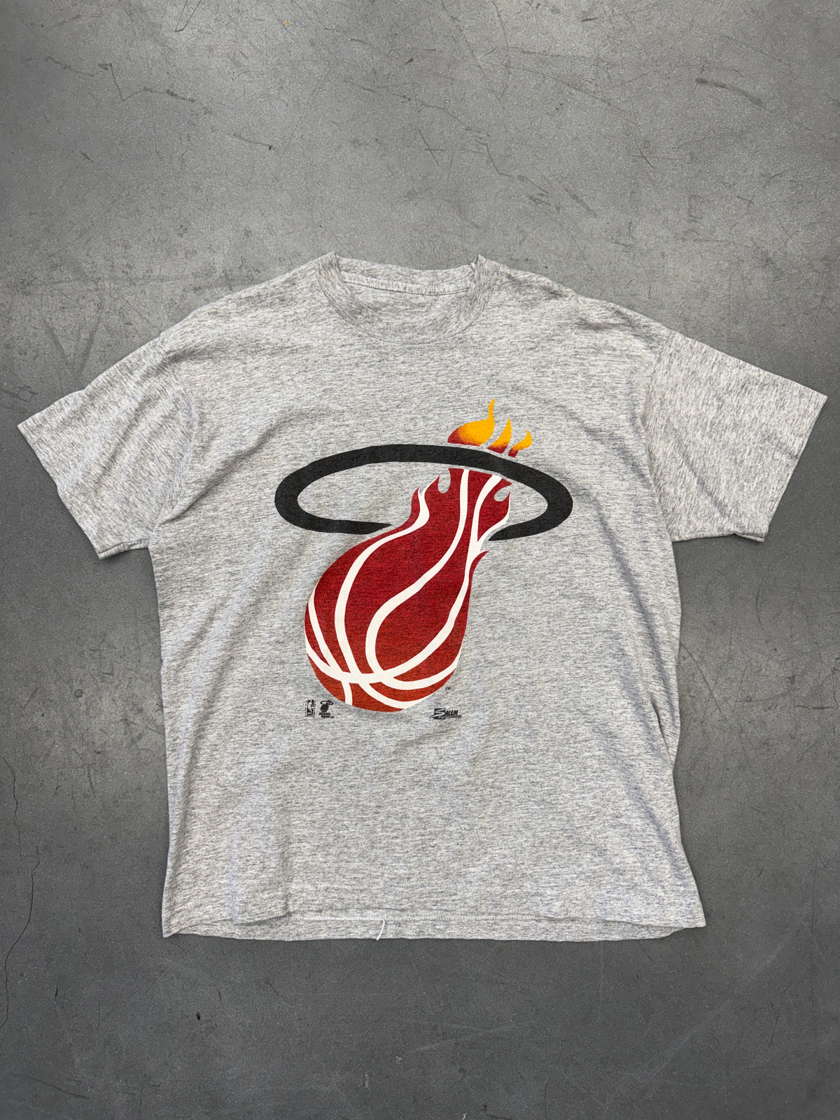 90'S MIAMI HEAT SALEM BASIC FLAMING BALL LOGO TEE (PULLED TAG)