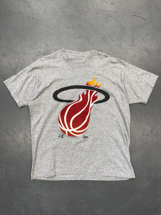 90'S MIAMI HEAT SALEM BASIC FLAMING BALL LOGO TEE (PULLED TAG)