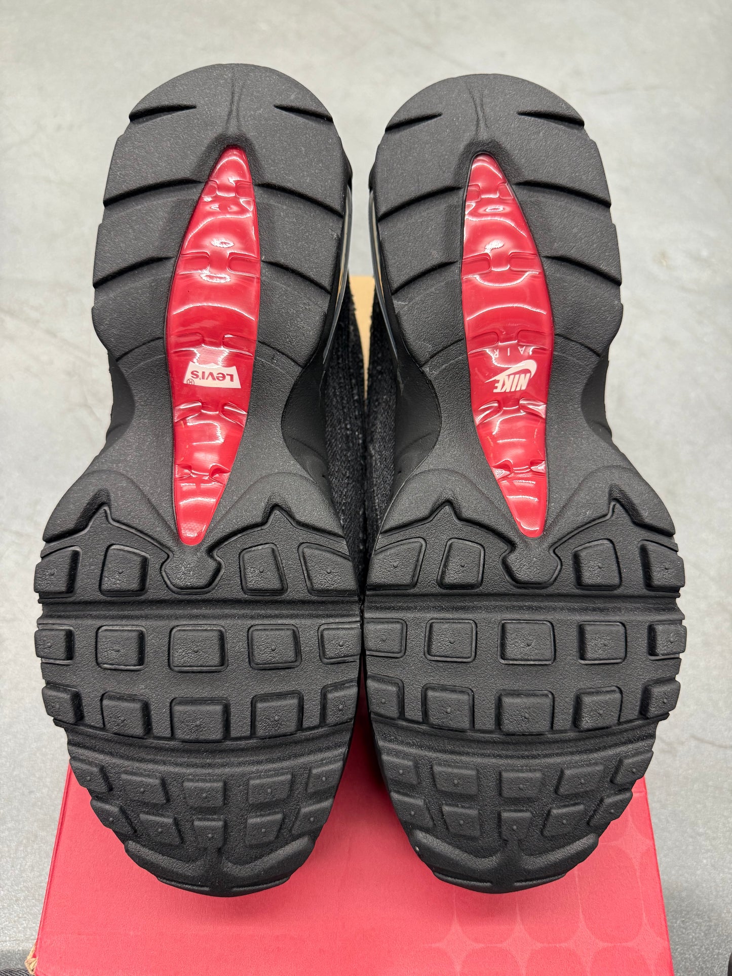 2025 SIZE 9 NIKE AIR MAX 95 OG LEVI'S - BLACK