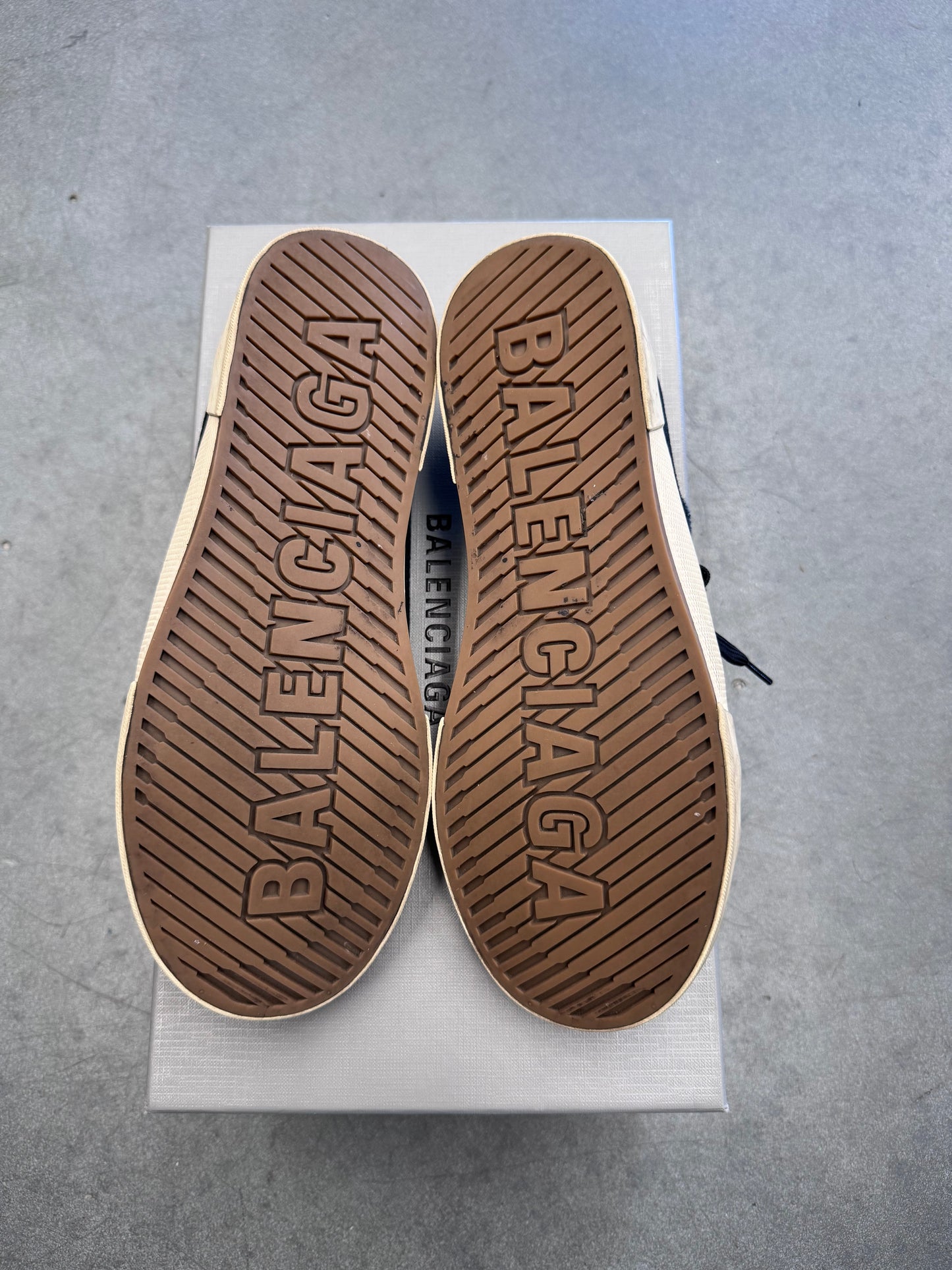 SIZE 40 BALENCIAGA PARIS CANVAS LOW SNEAKER - BLACK/WHITE (PRE OWNED WITH BOX)