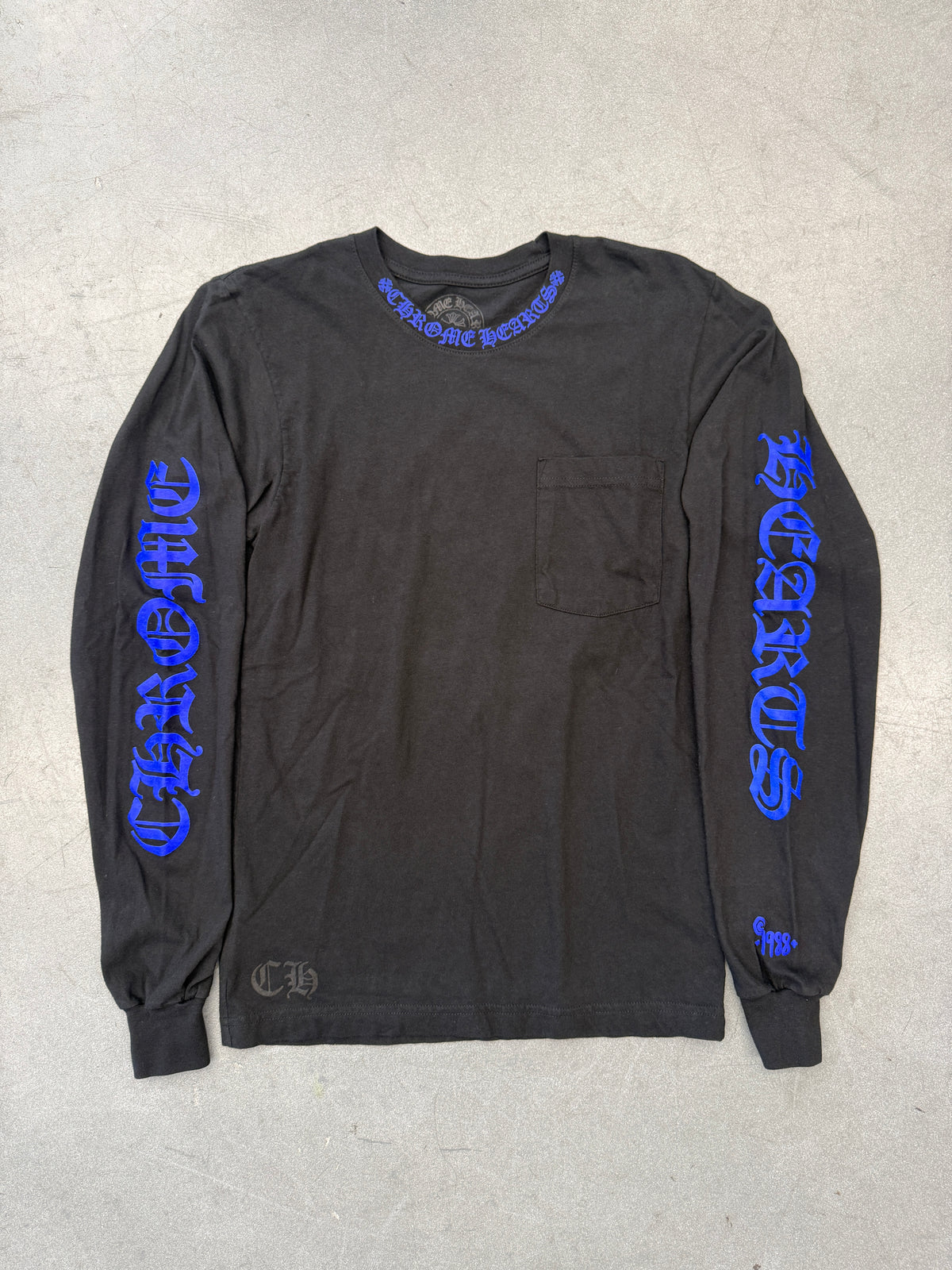 CHROME HEARTS COLLAR PRINT 1988 POCKET LONG SLEEVE TEE - BLACK/BLUE