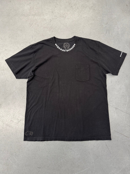 CHROME HEARTS SCRIPT COLLAR TEE - BLACK