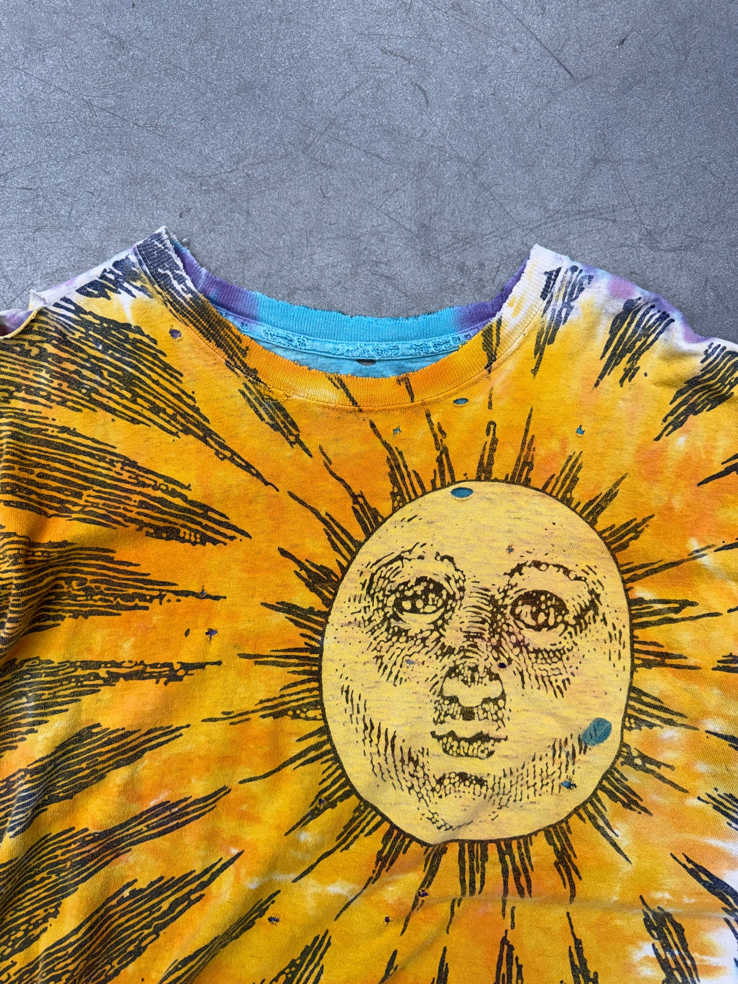 1992 LIQUID BLUE SUN & MOON TIE DYE CROPPED TEE (PULLED TAG)