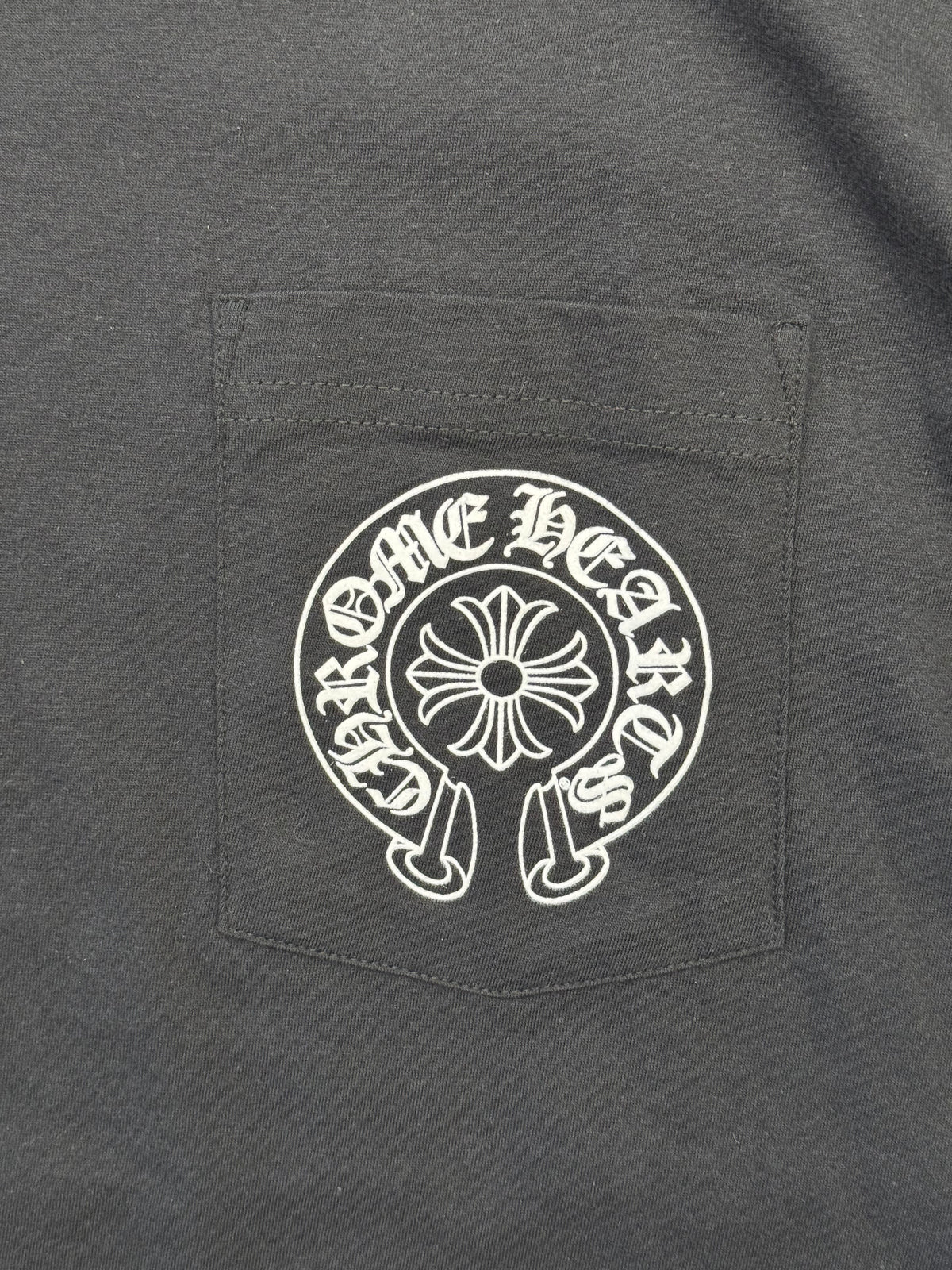 CHROME HEARTS MIAMI EXCLUSIVE HORSESHOE POCKET TEE - BLACK