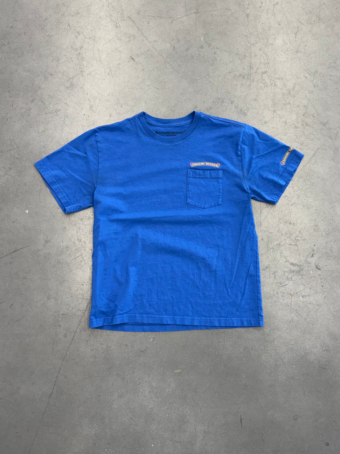 CHROME HEARTS SCROLL LOGO POCKET TEE - BLUE/PURPLE